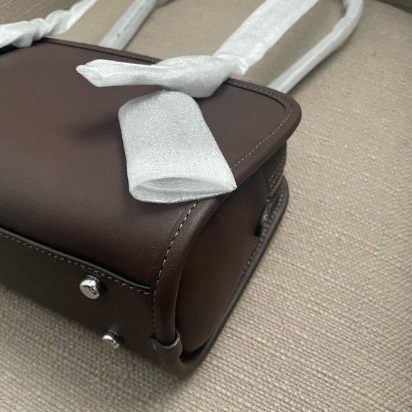 Coach Swing Zip Bag in colour silver/maple NWT - Picture 10 of 15